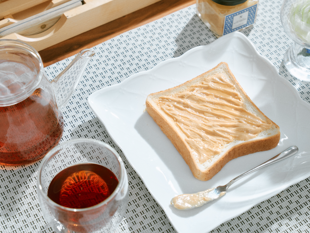 ピーナッツバターを塗ったトーストと紅茶の朝食